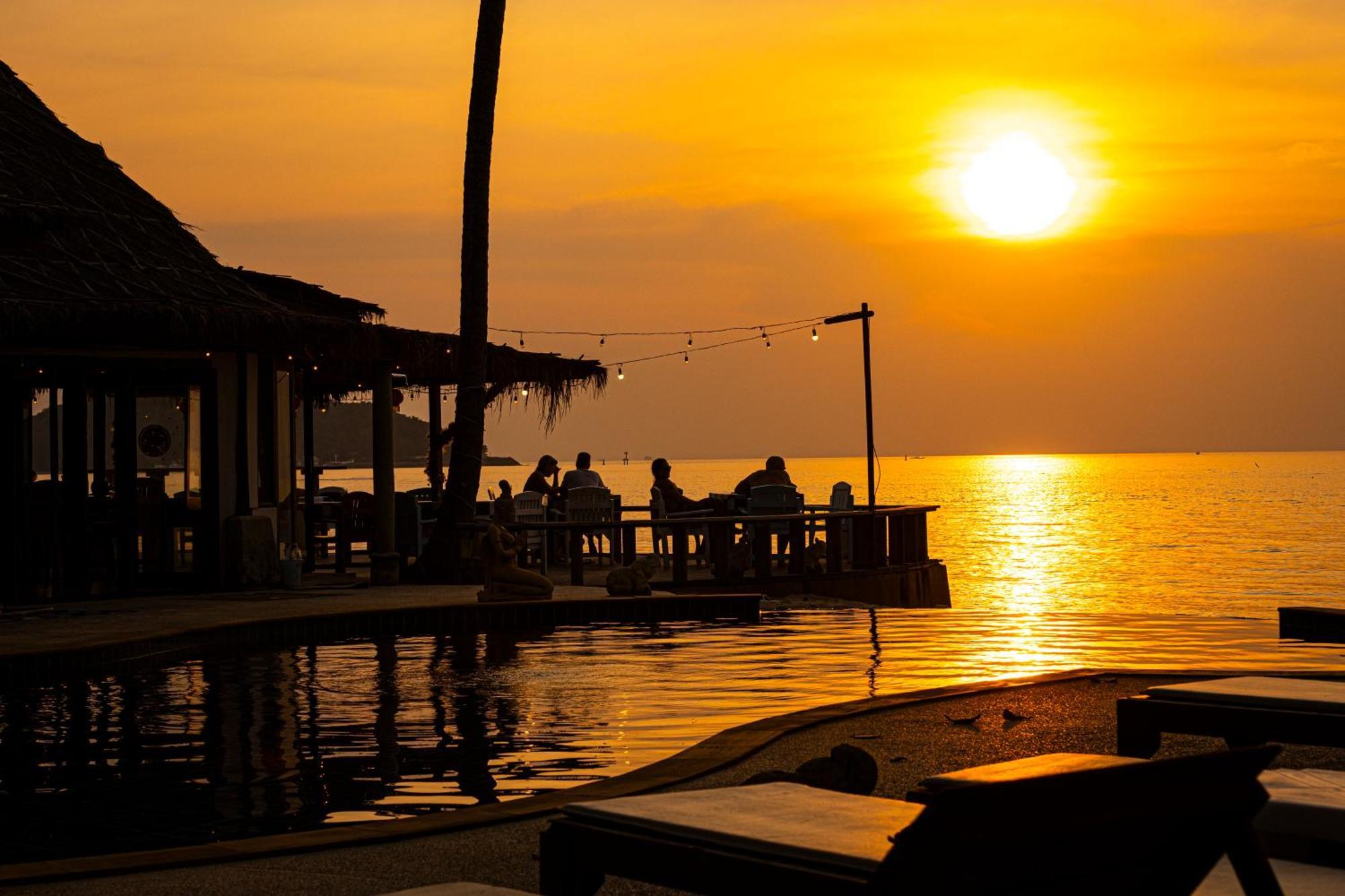 Lipa Lodge Beach Resort Lipa Noi Buitenkant foto