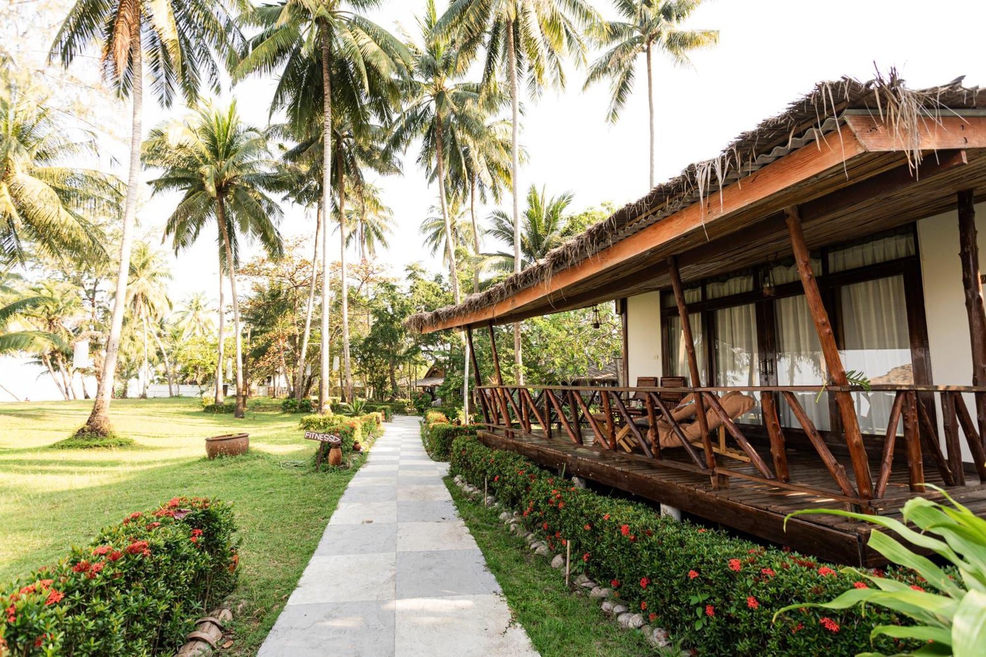 Lipa Lodge Beach Resort Lipa Noi Buitenkant foto