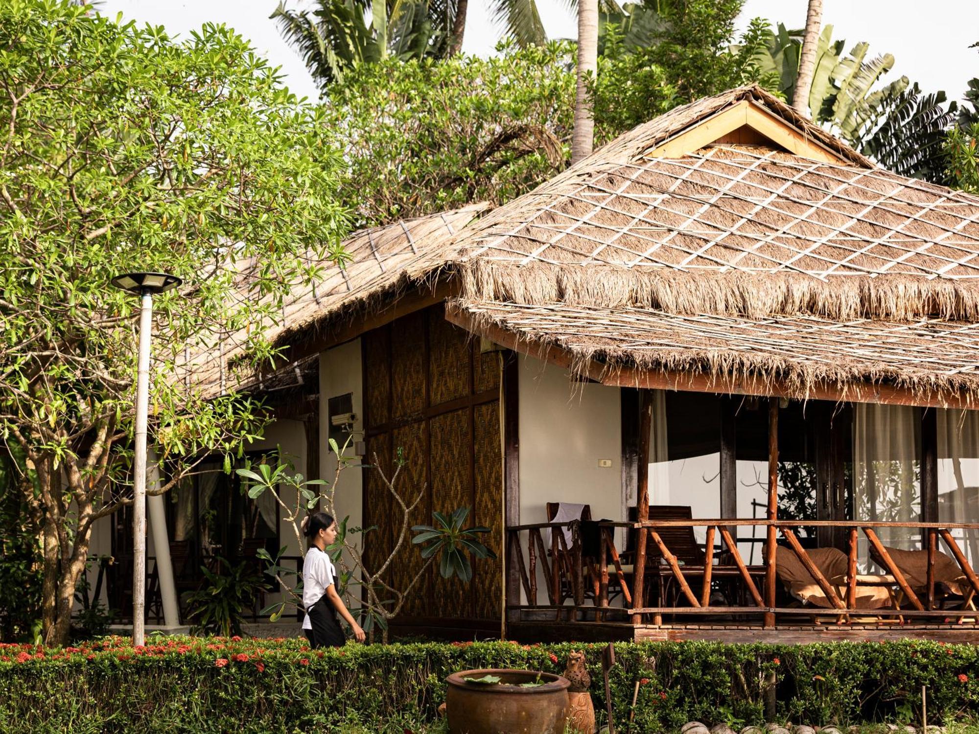 Lipa Lodge Beach Resort Lipa Noi Buitenkant foto
