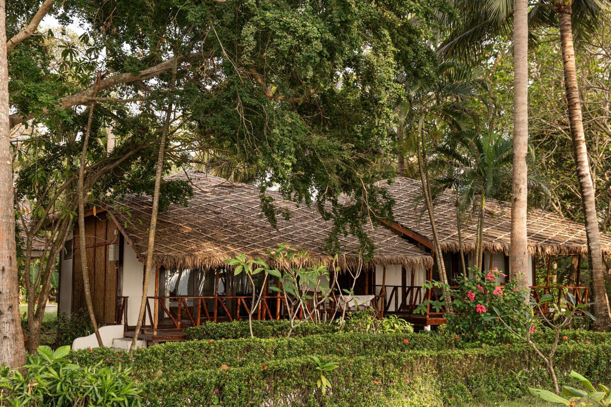 Lipa Lodge Beach Resort Lipa Noi Buitenkant foto