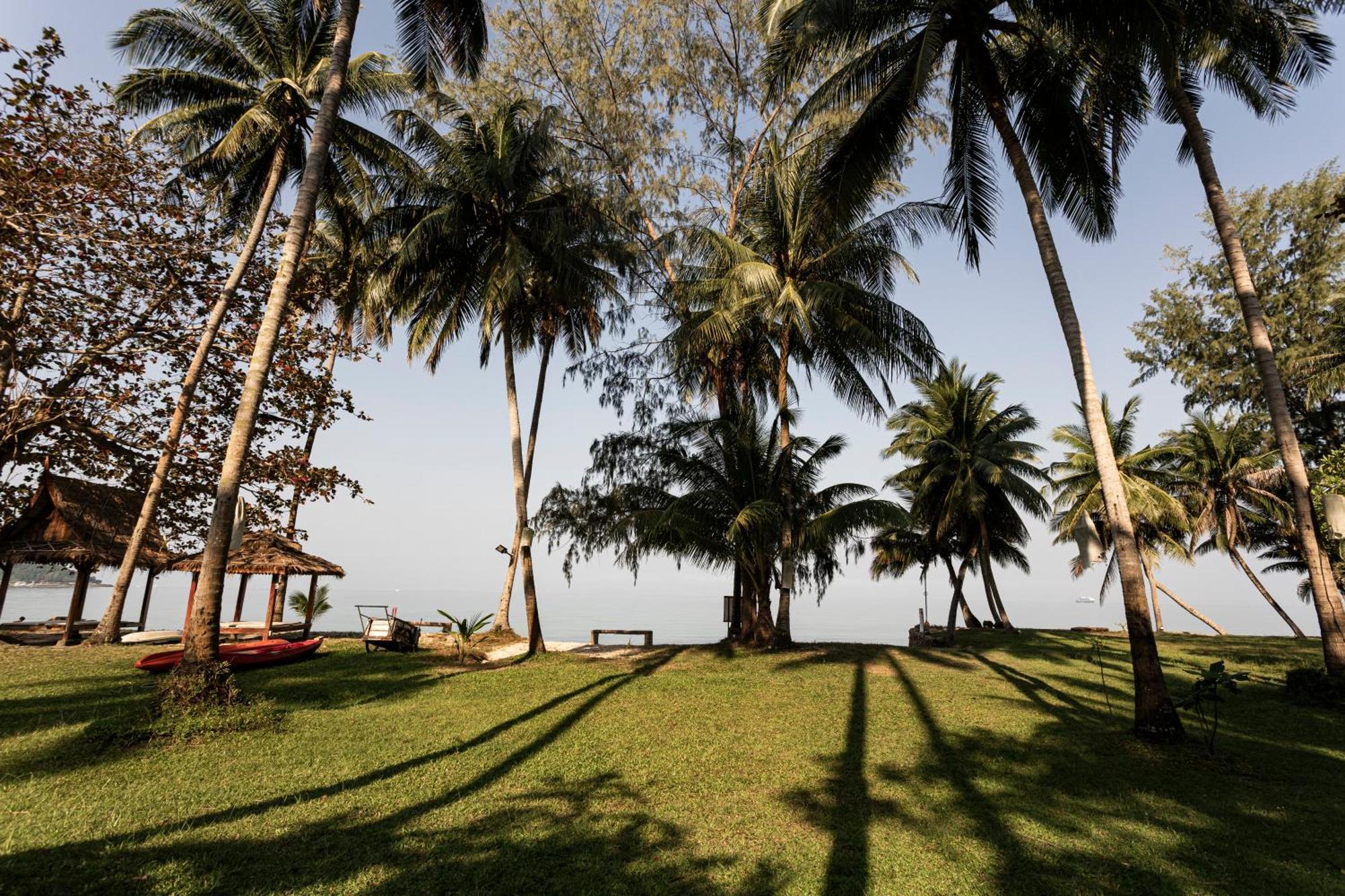 Lipa Lodge Beach Resort Lipa Noi Buitenkant foto