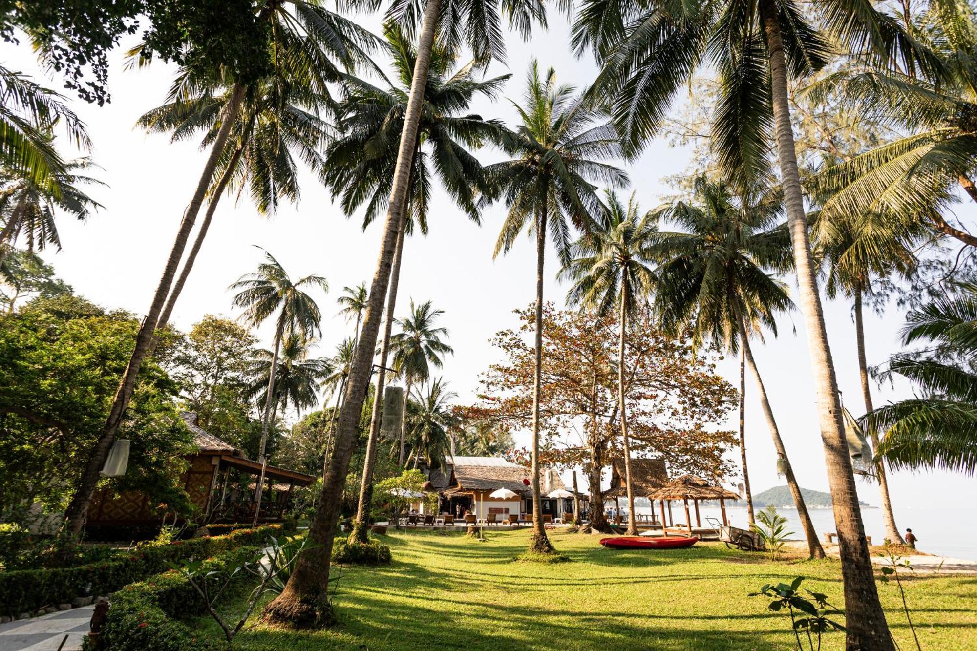 Lipa Lodge Beach Resort Lipa Noi Buitenkant foto